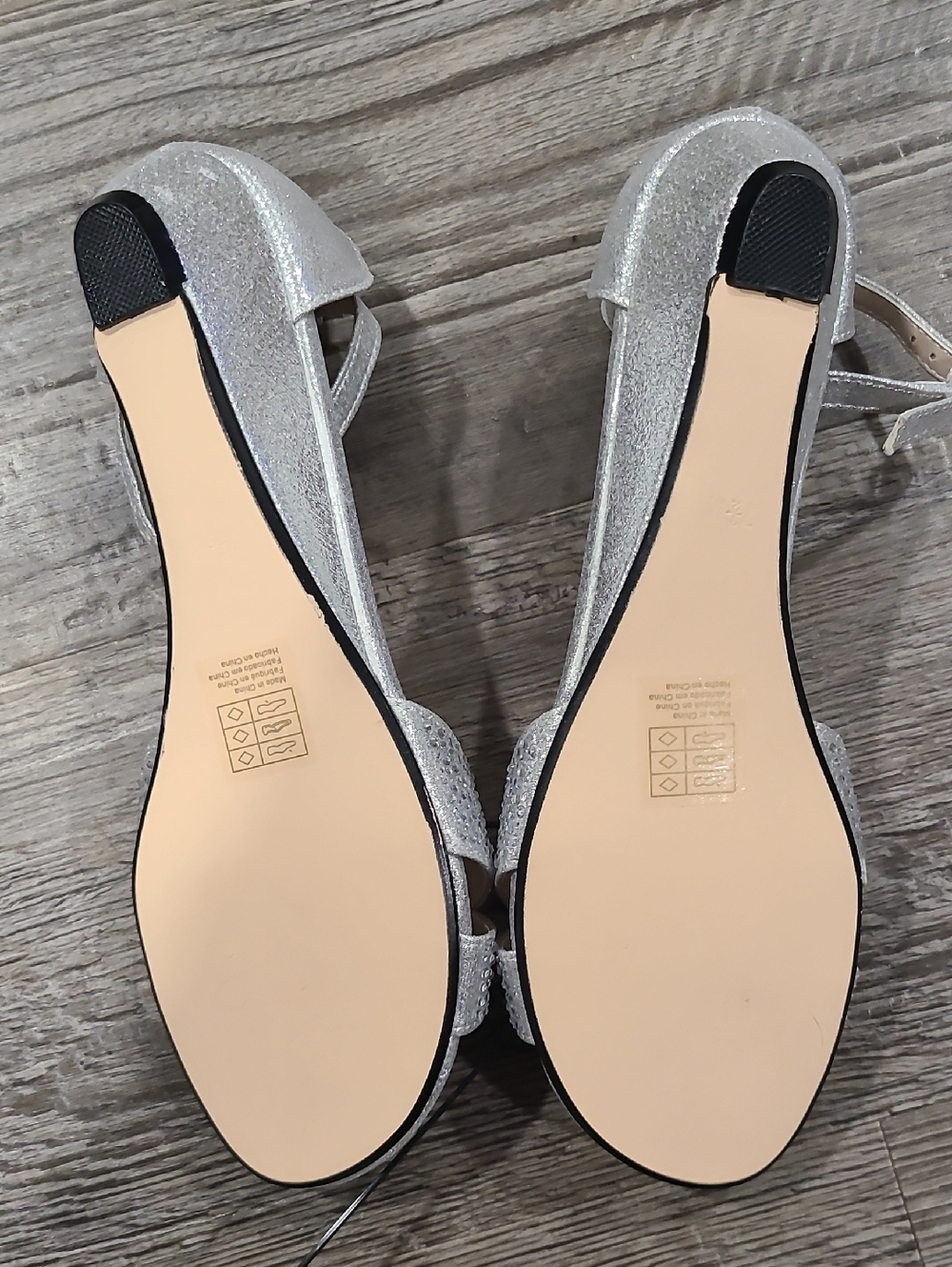 Benjamin Walk Silver Shimmer Low Wedge Sandals Size 7.5 - Picture 5 of 6